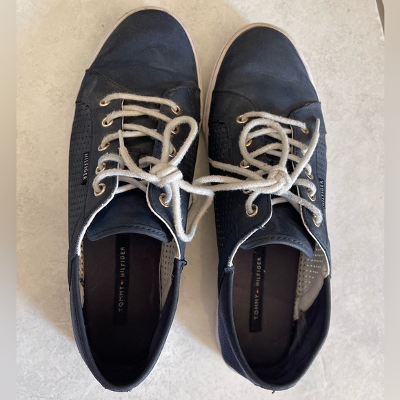Tommy Hilfiger Navy Perforated Sneaker size 10 - Picture 3 of 6